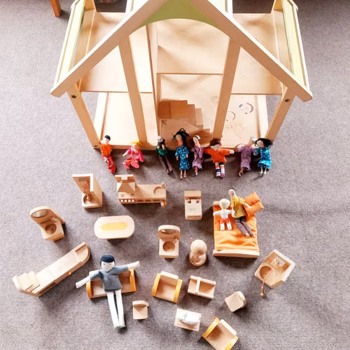 Casa de muñecas para hora de juego terapéutica - Imagen 2
