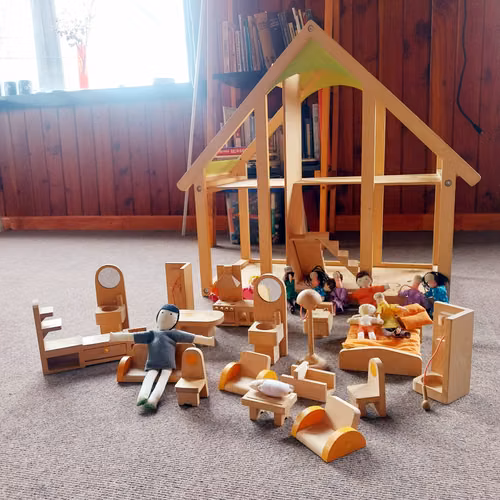 Casa de muñecas para hora de juego terapéutica - Imagen 3