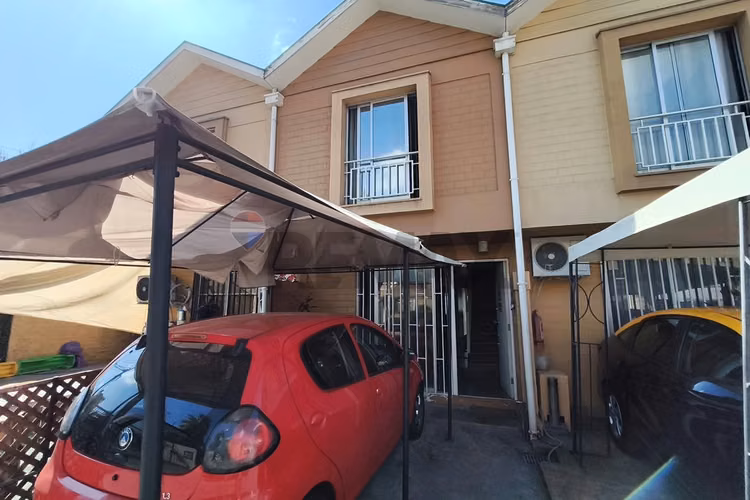 Casa de 2 pisos en arriendo,  3 d 2 b en macul - Imagen 2