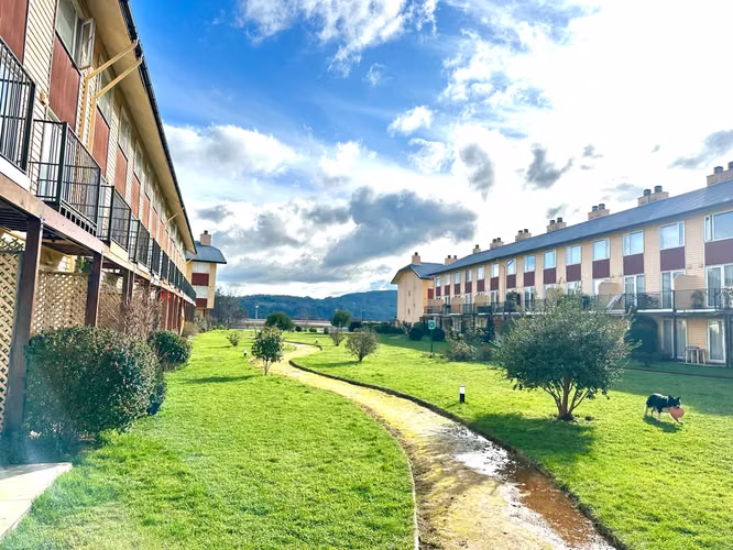 TRIPLEX 4 DORMITORIOS EN CONDOMINIO HAVERBECK JUNTO AL RÍO