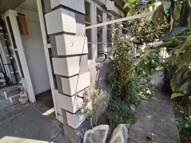 CON GRAN TERRENO, HERMOSA CASA ESQUINA SOLIDA  (182540) - Imagen 3