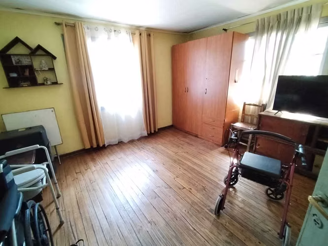 CON GRAN TERRENO, HERMOSA CASA ESQUINA SOLIDA  (182540) - Imagen 17