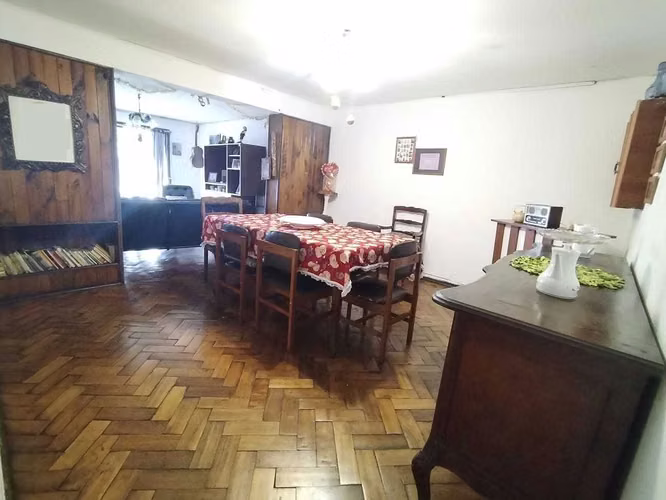 CON GRAN TERRENO, HERMOSA CASA ESQUINA SOLIDA  (182540) - Imagen 8