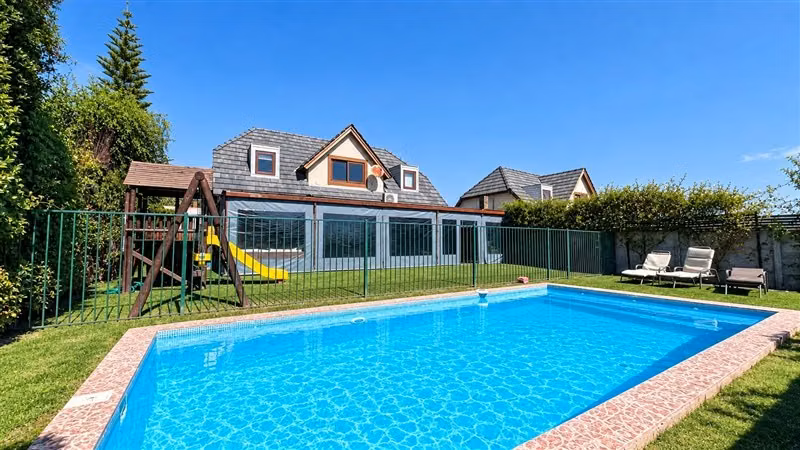 Amplio terreno plano 482m + piscina 8x5 + estac.x6 autos - Imagen 1