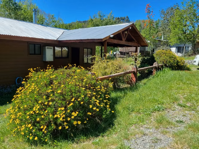 SE VENDE PARCELA  CON 1 CASA Y 2 CABAÑAS, VILLARRICA