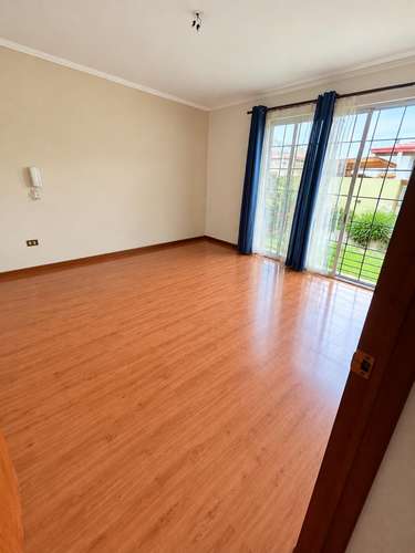 EXCELENTE OPORTUNIDAD DE ARRIENDO, CASA CON 3 DORMITORIOS, 2 BAÑOS,AMPLIA DISTRIBUCIÓN.