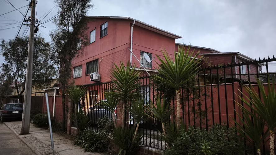 IMPECABLE DEPARTAMENTO 1ER PISO CON PATIO Y ESTACIONAMIENTO - Imagen 12