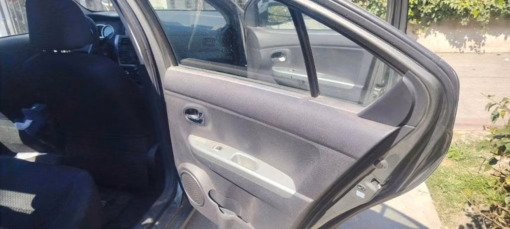 Vehículo sedan usado - Imagen 4