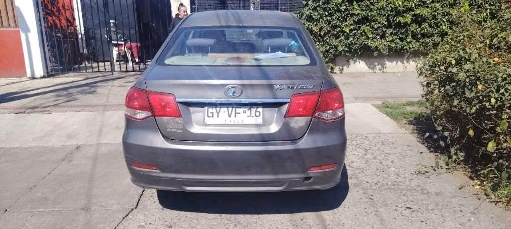 Vehículo sedan usado - Imagen 3