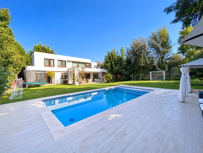 Casa en arriendo de 5 dorm. en Colina