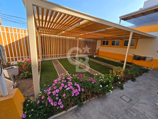 Exclusiva Casa Jardines de Sur con Vista al Mar