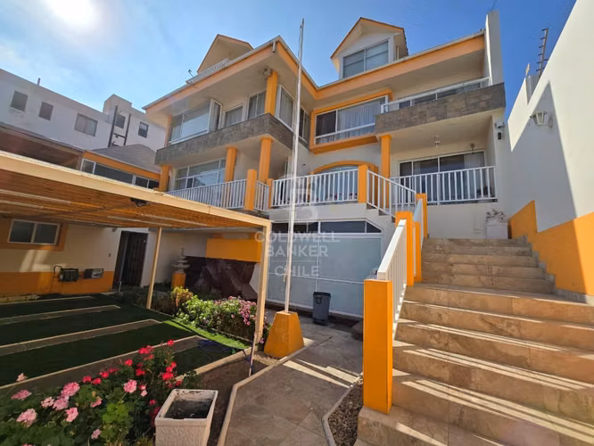 Exclusiva Casa Jardines de Sur con Vista al Mar