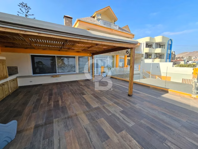Exclusiva Casa Jardines de Sur con Vista al Mar