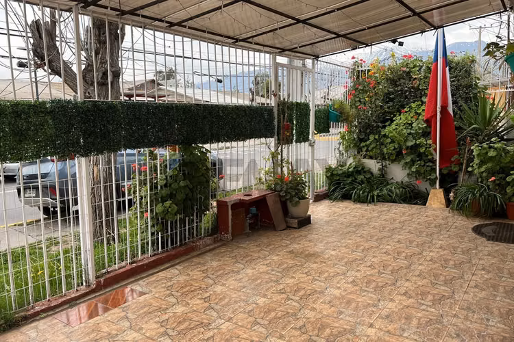 Casa esquina con taller y amplio patio - Imagen 5