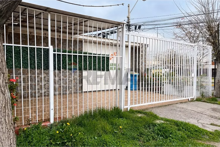 Casa esquina con taller y amplio patio - Imagen 2