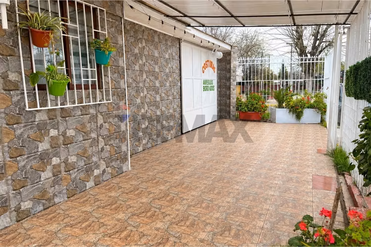 Casa esquina con taller y amplio patio - Imagen 3