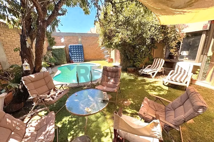 Casa 5d3b3e con piscina y jardín - Imagen 1