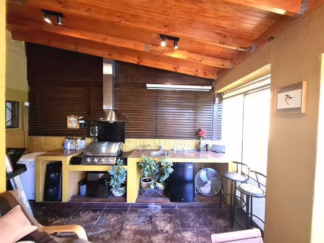 HERMOSA CASA AMPLIA , LUMINOSA CON TERRAZA Y PISCINA - Imagen 20