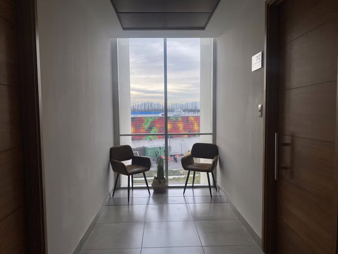 OFICINA ARRIENDO 30M2 PUERTAS DE CHICUREO - ESTACIONAMIENTO
