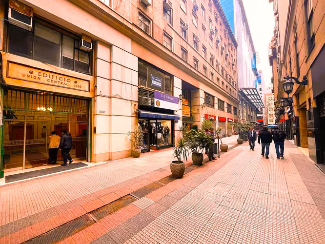 OFICINA CON 3 PRIVADOS Y 4 PUESTOS DE TRABAJO COMPLETAMENTE