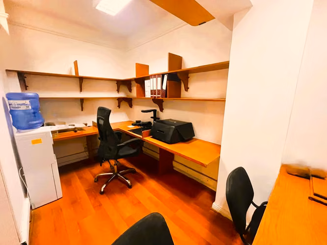 OFICINA CON 3 PRIVADOS Y 4 PUESTOS DE TRABAJO COMPLETAMENTE - Imagen 6