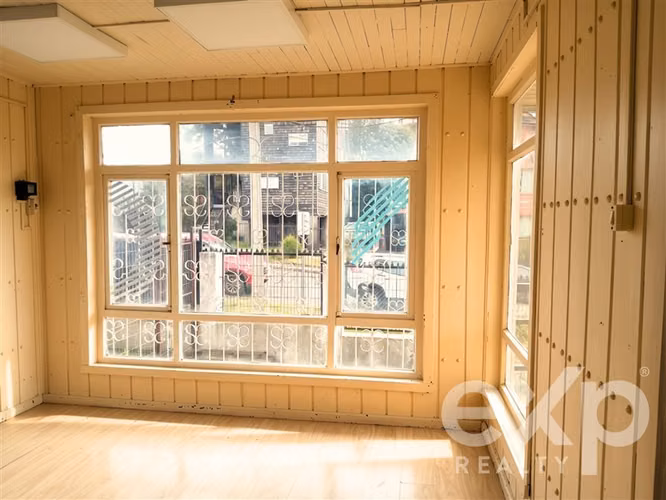 Oficina comercial arriendo. Calle San Francisco, Pto. Varas