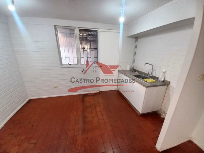CASA DE DOS PISOS,  SOLIDA  2 DORMITORIOS, 1 BAÑO, QUILICURA