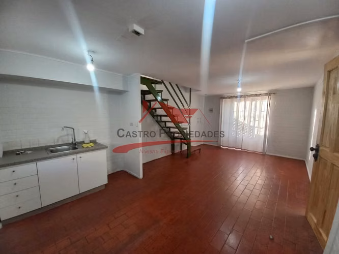 CASA DE DOS PISOS,  SOLIDA  2 DORMITORIOS, 1 BAÑO, QUILICURA