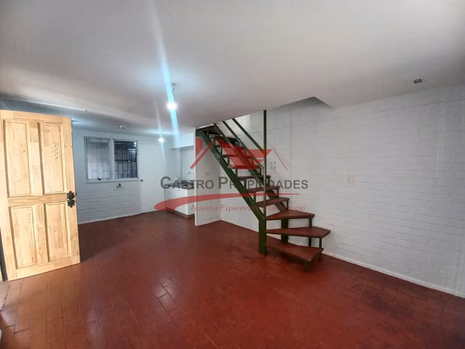 CASA DE DOS PISOS,  SOLIDA  2 DORMITORIOS, 1 BAÑO, QUILICURA