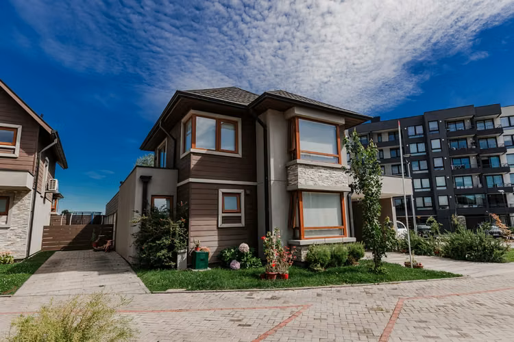 SE VENDE HERMOSA CASA EN ONDOMINIO BORDE LAGUNA