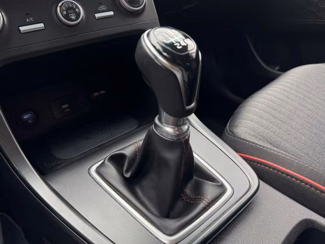 HYUNDAI CRETA 1.5 SU2I PLUS MT - Imagen 9