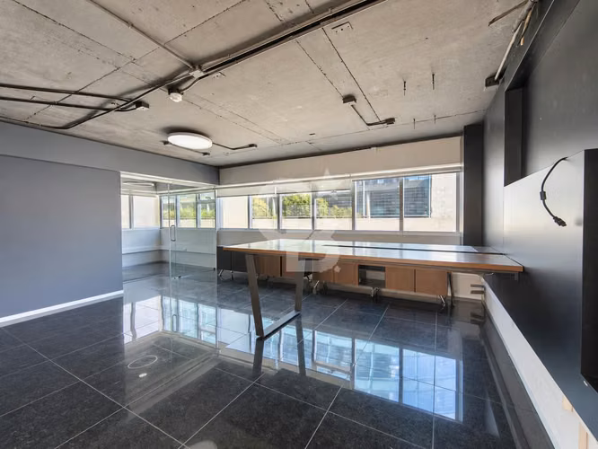 Moderno local comercial en exclusivo sector de Las Condes