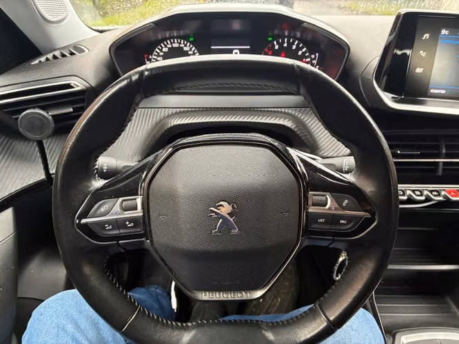 AUTO/SUV PEUGEOT 2008 AÑO 2020 - Imagen 2