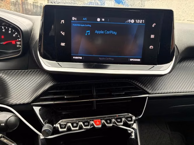 AUTO/SUV PEUGEOT 2008 AÑO 2020 - Imagen 3