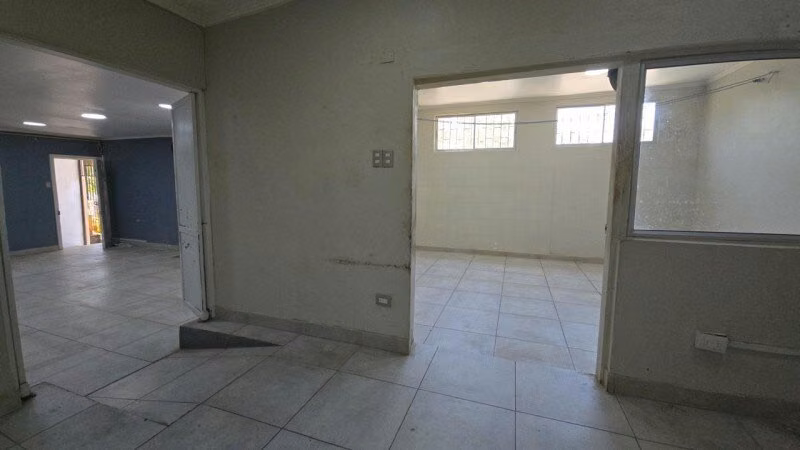 Amplio Local Comercial en Peñalolén con Excelente Ubicación