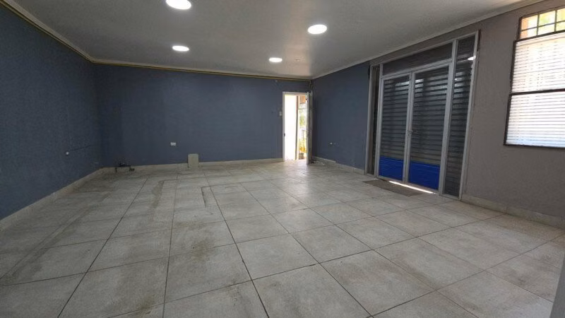 Amplio Local Comercial en Peñalolén con Excelente Ubicación