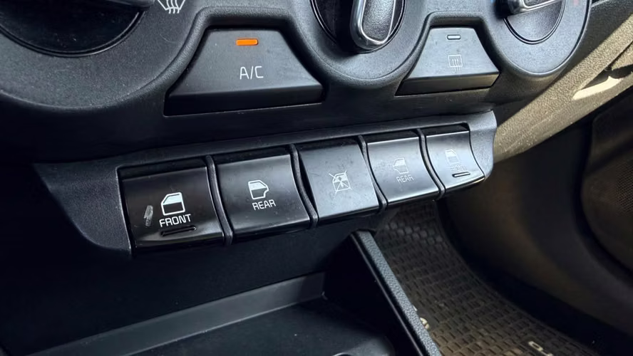 Kia Soluto 1.4 EX MT (2025) - Imagen 11