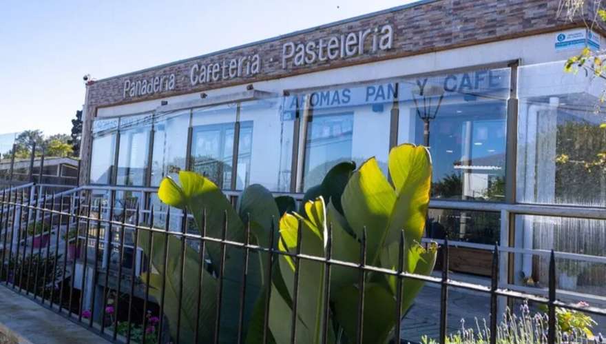 LOCAL  ESQUINA GRAN VITRINA  ALTO FLUJO ALGARROBO