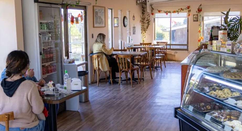 LOCAL  ESQUINA GRAN VITRINA  ALTO FLUJO ALGARROBO