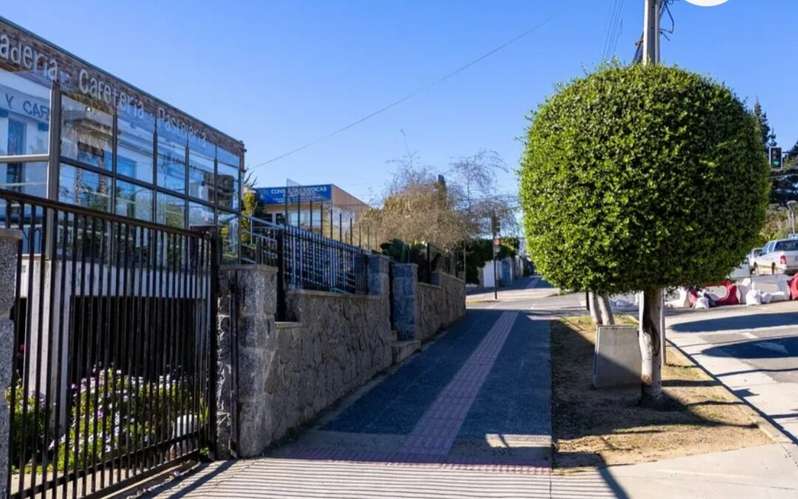 LOCAL  ESQUINA GRAN VITRINA  ALTO FLUJO ALGARROBO