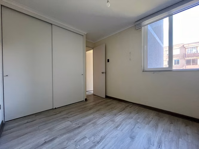 Semi Nuevo, con piscina, salón de eventos y estacionamiento. - Imagen 5
