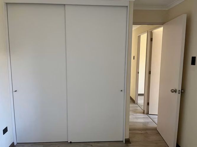 Semi Nuevo, con piscina, salón de eventos y estacionamiento. - Imagen 6