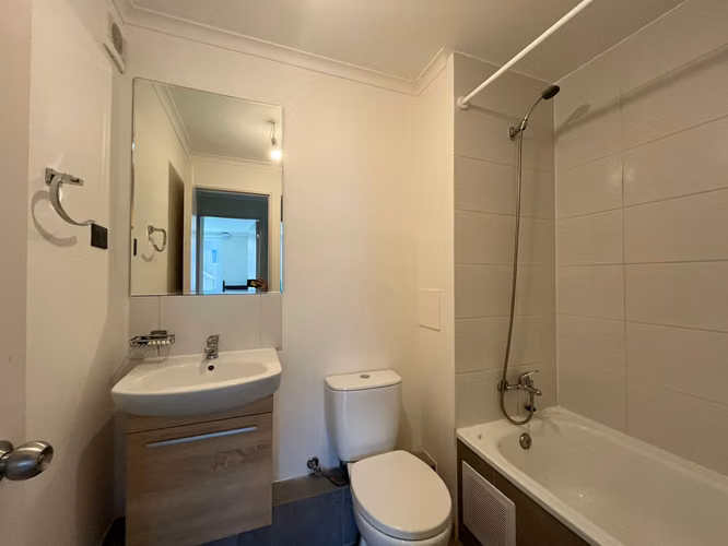 Semi Nuevo, con piscina, salón de eventos y estacionamiento. - Imagen 8