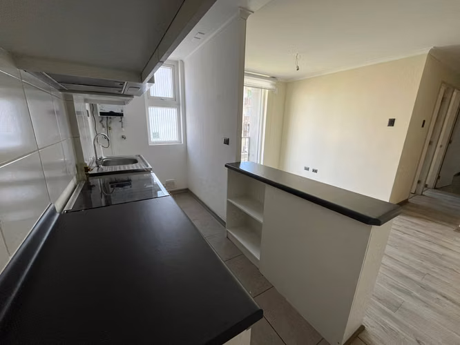 Semi Nuevo, con piscina, salón de eventos y estacionamiento. - Imagen 4