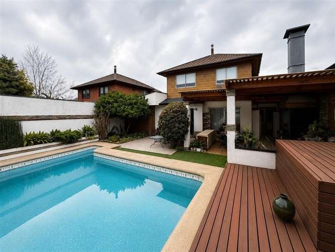 Casa en venta en condominio cerrado con piscina y quincho