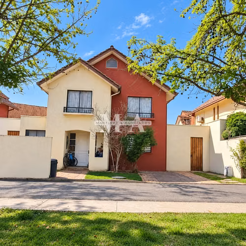  Vende Casa 5D 3B + 2 Est. Condominio Ciudad Satélite