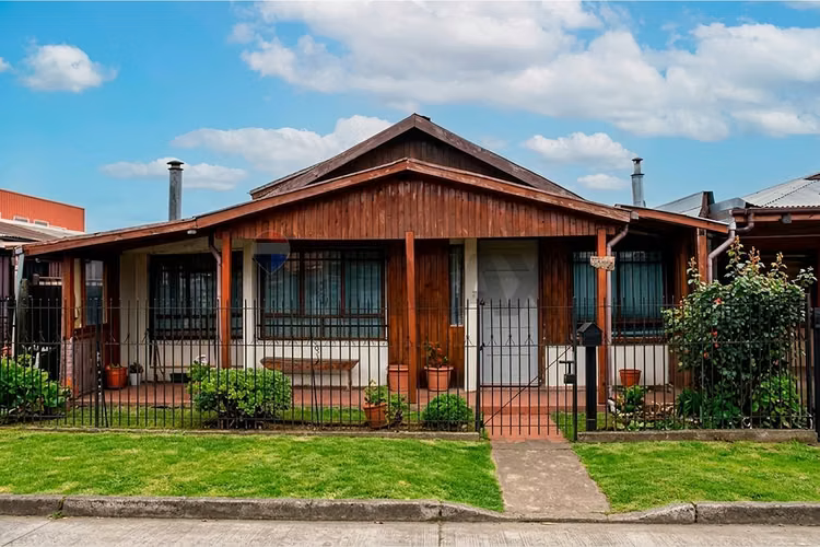 Se vende casa a pasos del parque estadio