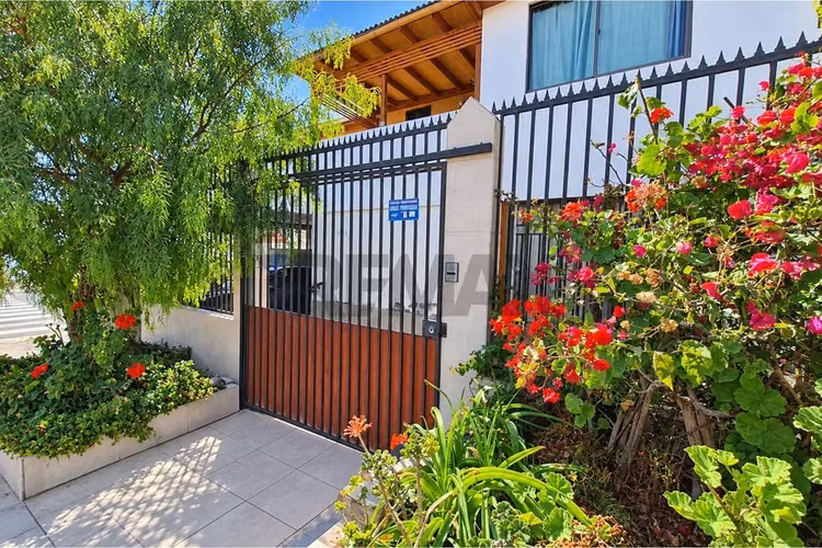 Gran casa esquina en venta coviefi 8d 5b