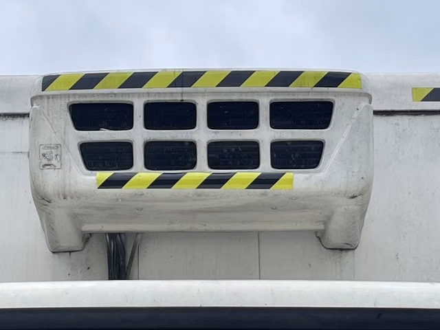 Camión frigorífico/refrigerado Hino 500, 24 bins, Doble puente 6x2.