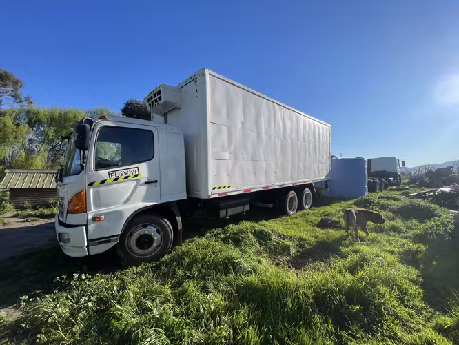 Hino 500 frigorífico/refrigerado, 24 bins, Doble puente 6x2.